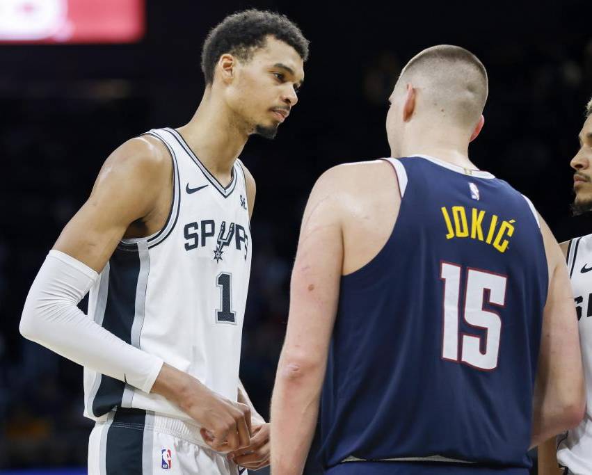 Wembanyama berbicara dengan Jokic selama pertandingan Spurs-Nuggets.