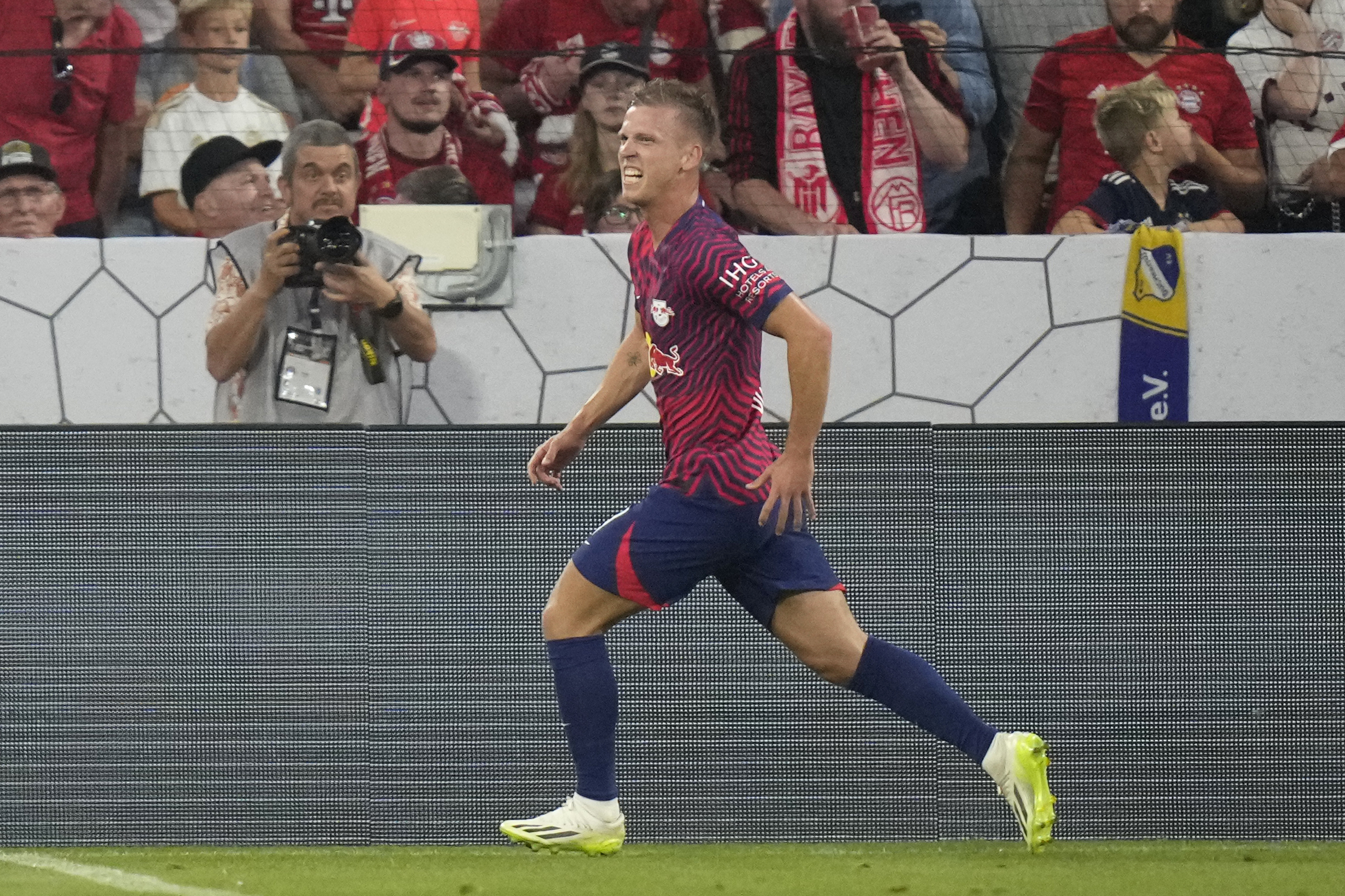 Olmo comemora um dos gols contra o Bayern pela Superliga Alemã.