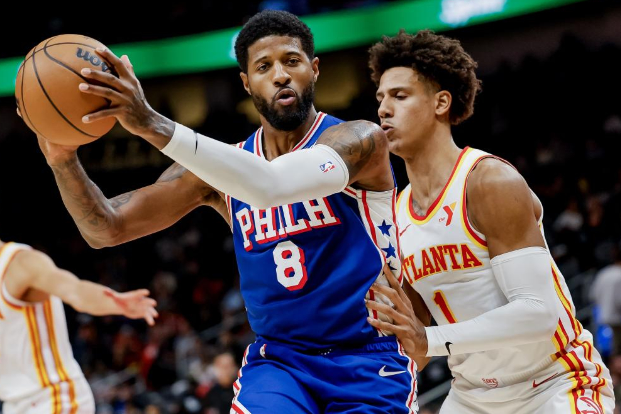 Paul George defendido por Jalen Johnson en un partido de la pretemporada.