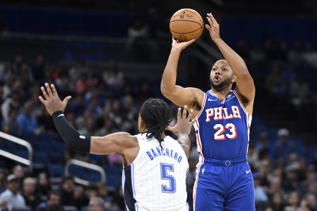 Eric Gordon lanza a canasta ante los Magic en la pretemporada.