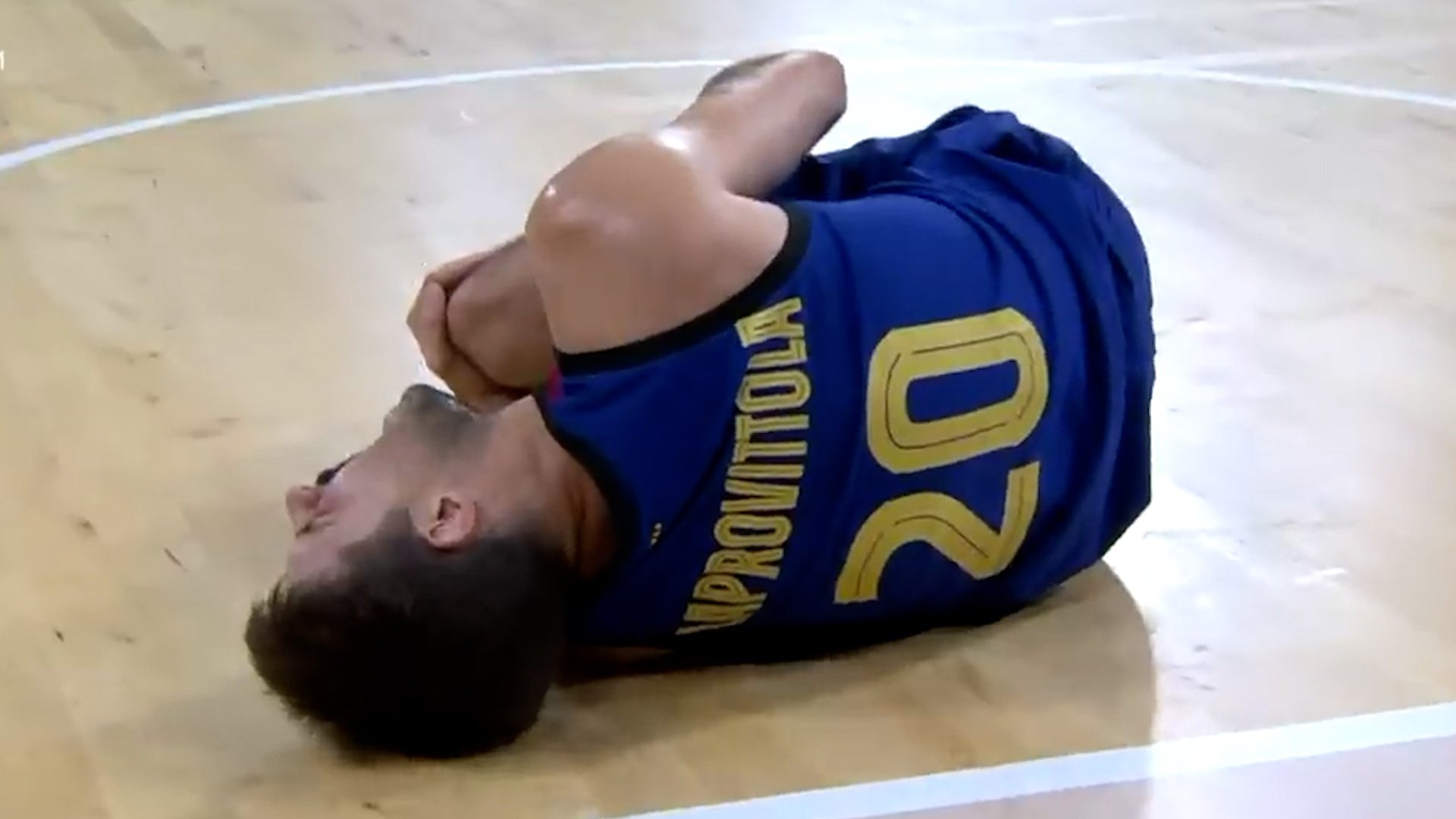 Nico Laprovittola, allongé par terre après sa grave blessure.