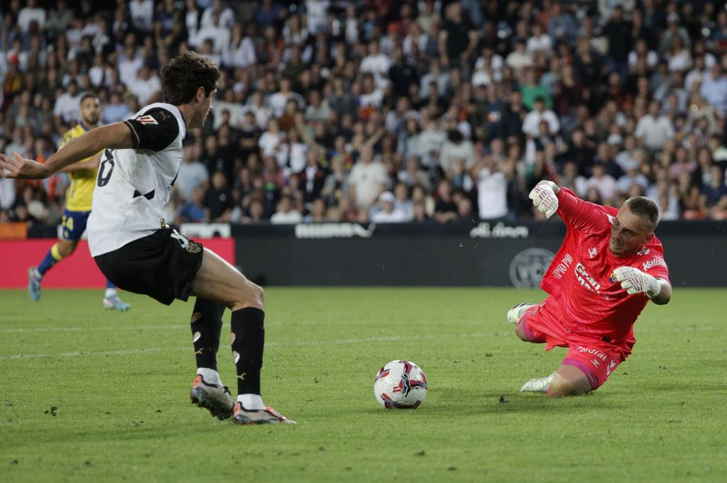 VALENCIA, 21/10/2024.- El centrocampista del Valencia, Javi Guerra (i), intenta superar al guardameta neerlandés de la UD Las Palmas, Jasper Cillessen, durante el encuentro correspondiente a la décima jornada de La Liga EA Sports que disputan hoy lunes Valencia y Las Palmas en el estadio de Mestalla, en Valencia. EFE / Manuel Bruque.