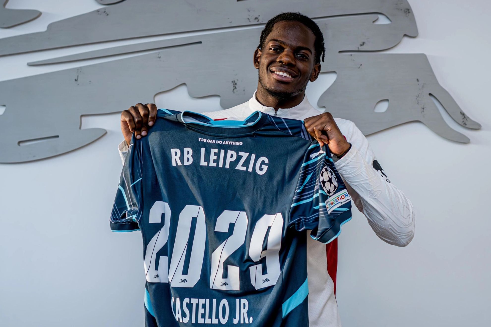 Lukeba, posando con la camiseta del Leipzig tras renovar su contrato