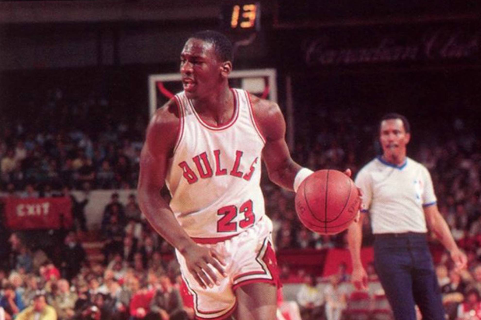 Michael Jordan, jugando con los Bulls en su primera temporada de la NBA.