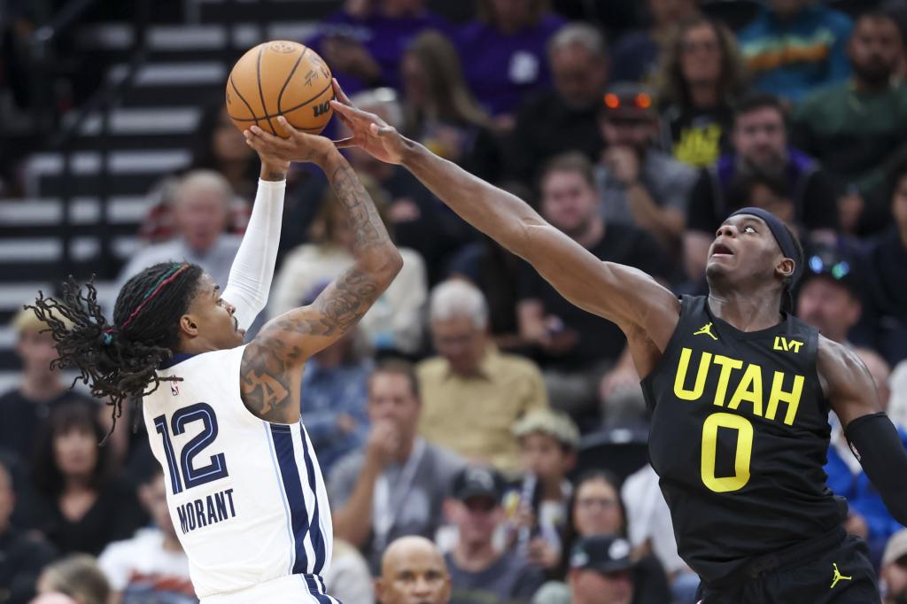 Napastnik Utah Jazz Taylor Hendricks (0) blokuje strzał obrońcy Memphis Grizzlies Ja Moranta (12) podczas drugiej połowy meczu koszykówki NBA, środa, 23 października 2024 r. w Salt Lake City. (AP Photo/Rob Gray)