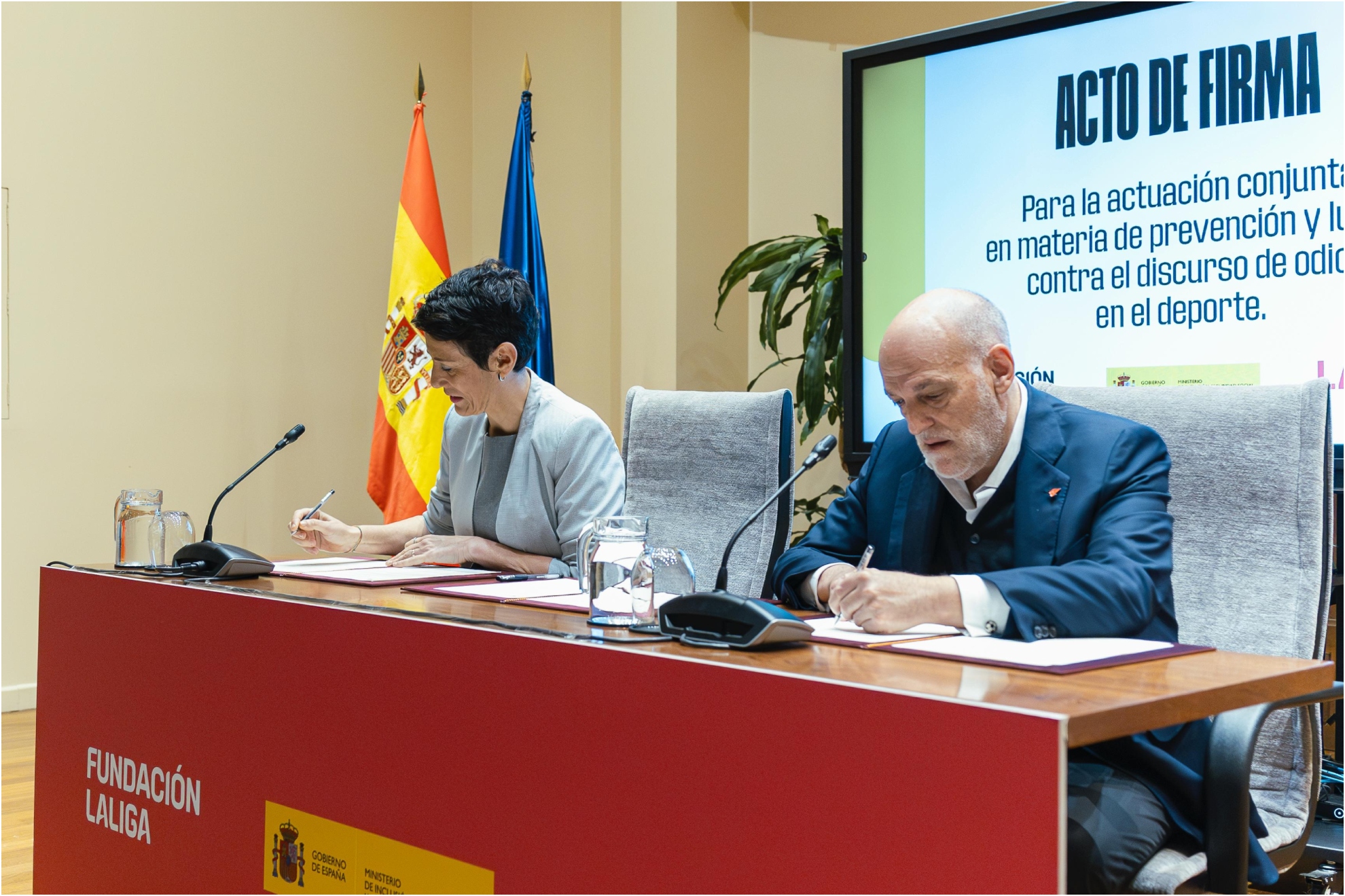 Elma Saiz y Javier Tebas, en la firma del convenio.