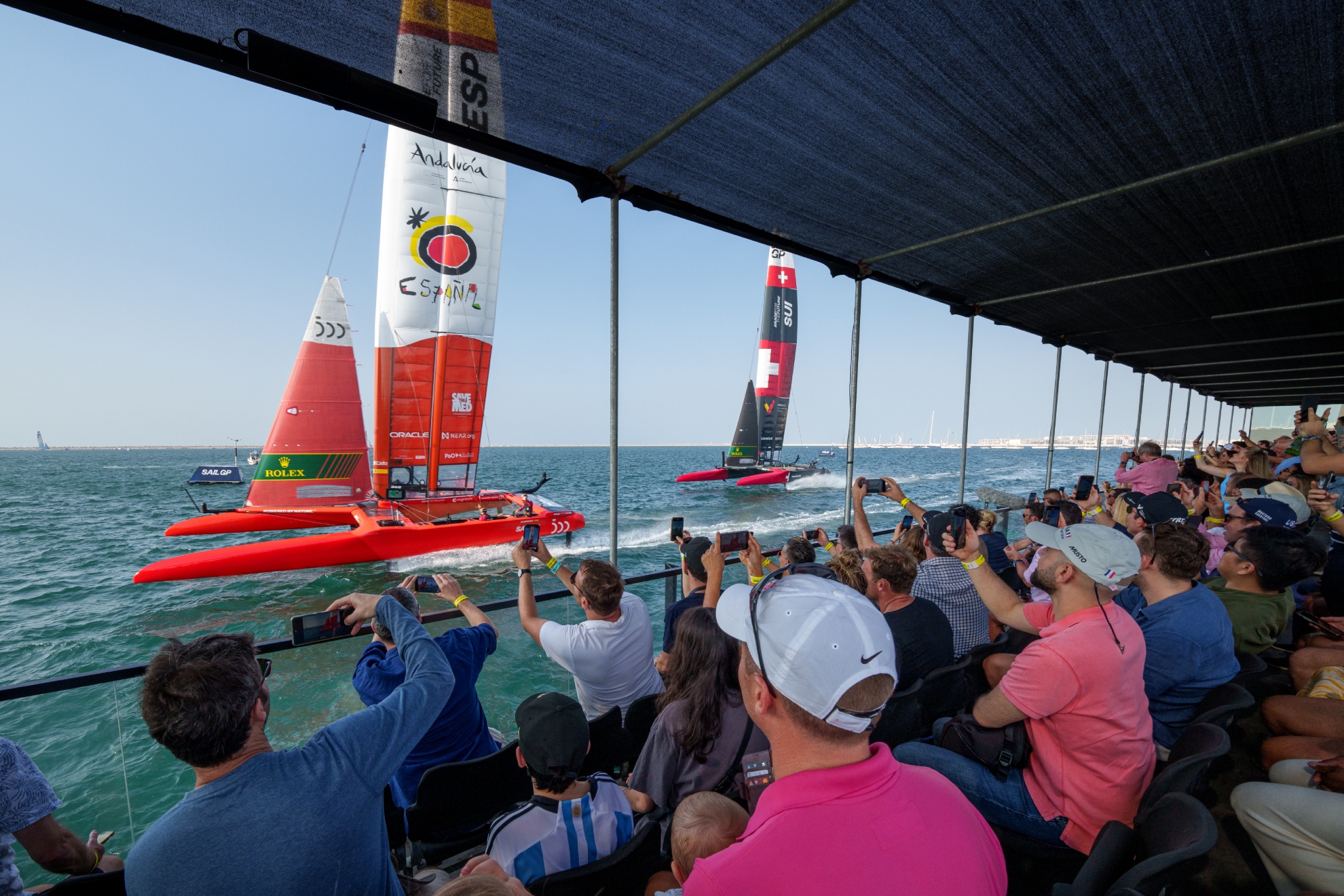 Los 'Gallos', equipo español de SailGP, y el Switzerland SailGP durante un regata en Dubái en noviembre de 2022.