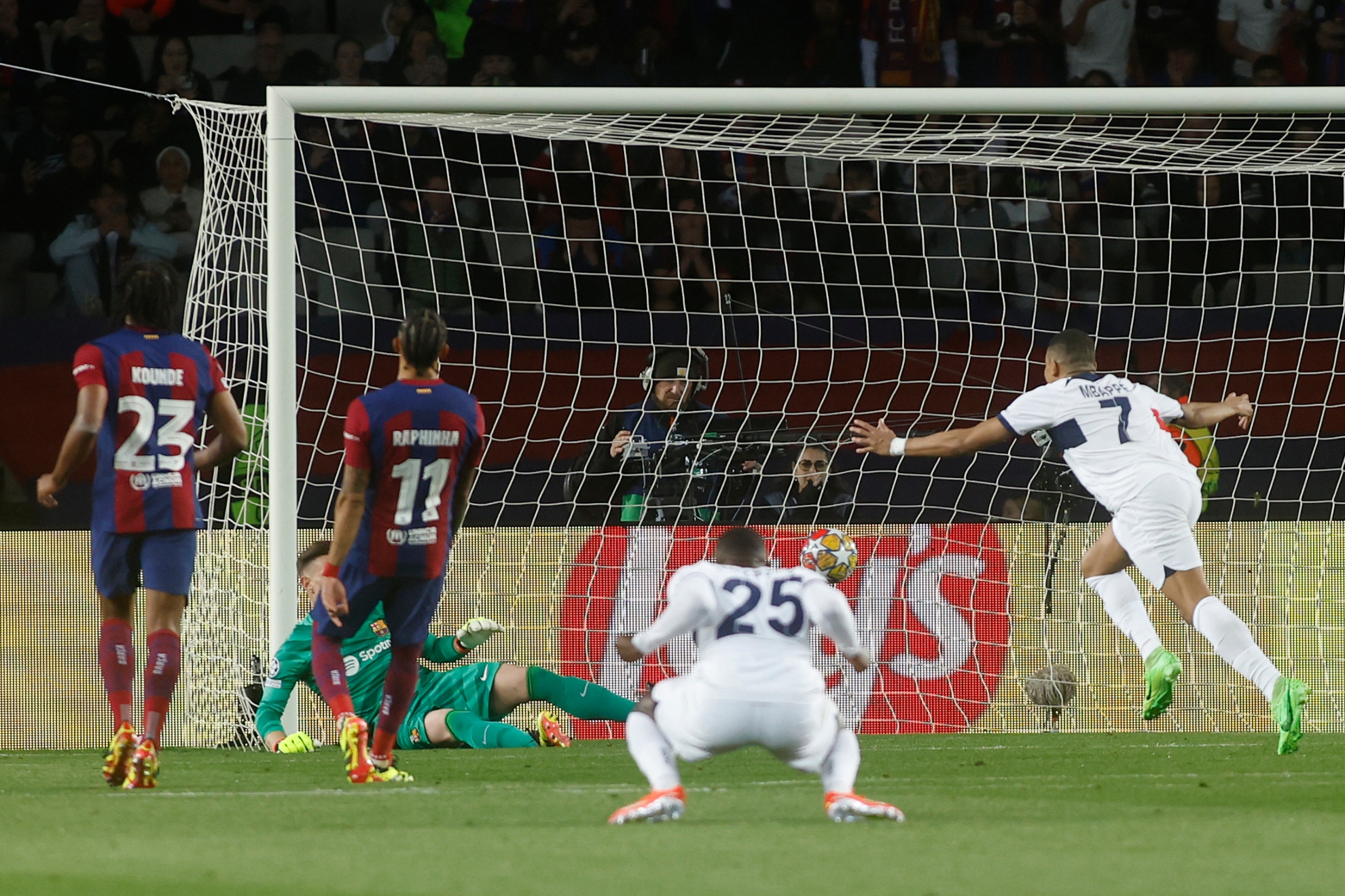 Mbappé świętuje jednego ze swoich goli przeciwko Barcelonie w Lidze Mistrzów w zeszłym sezonie.