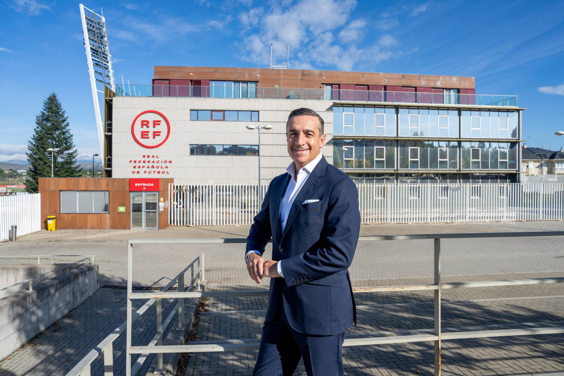 El candidato Juanma Morales posa delante de la Federación Española de Fútbol.