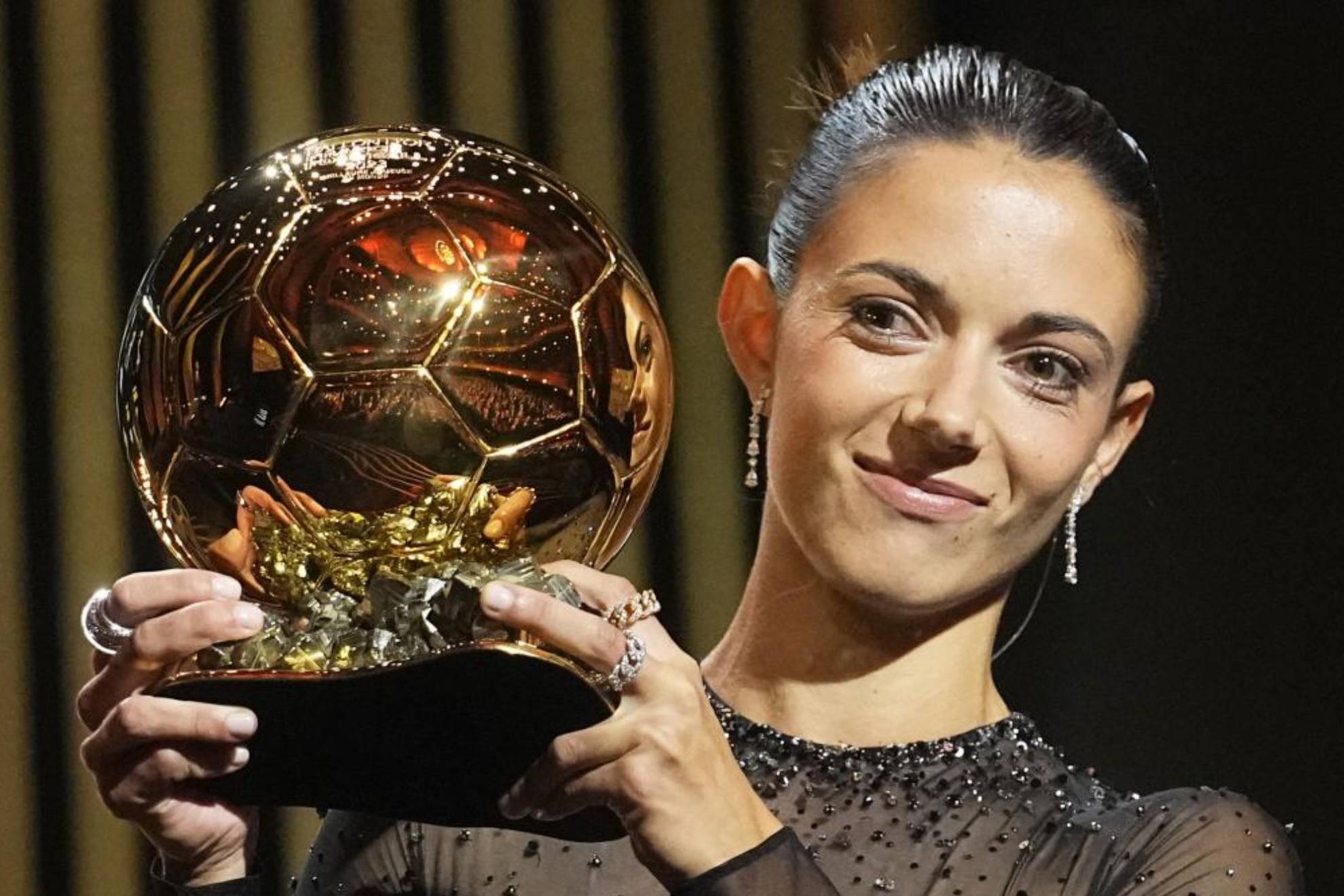 Aitana Bonmatí recibiendo el Balón de Oro Femenino 2023.