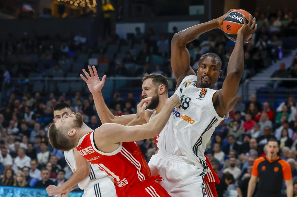 Serge Ibaka usai menyikut Rokas Giedraitis.