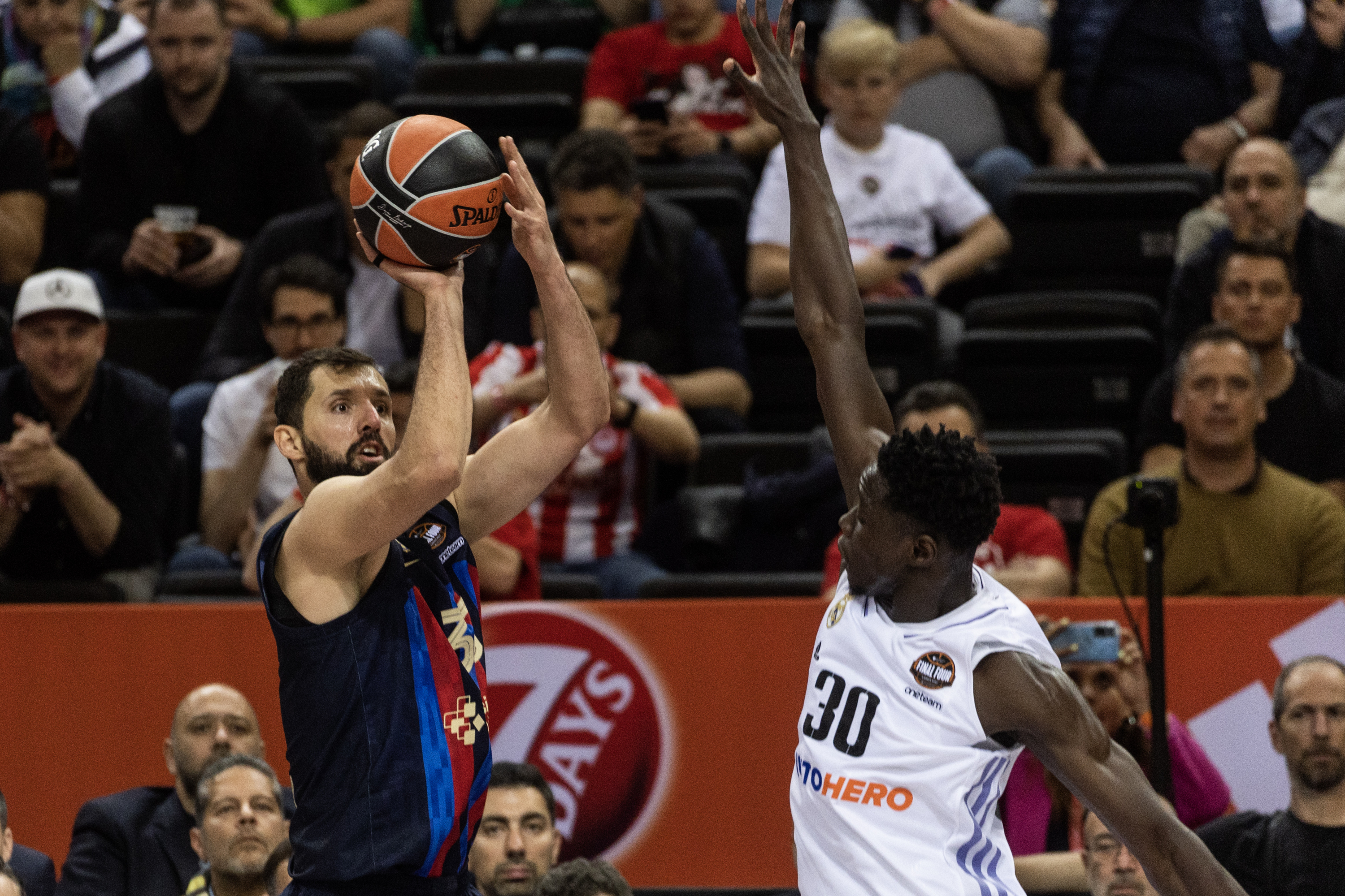 Kaunas, LITHUANIA - 19 MEI: Nikola Mirotic, No. 33 dari FC Barcelona beraksi bersama Eli Ndiaye, No. 30 dari Real Madrid pada pertandingan semifinal Turkish Airlines EuroLeague B di Kaunas 2023 antara FC Barcelona dan Real Madrid di Zalgirio Arena pada 19 Mei 2023 di Kaunas di Lituania. (Foto: Tolga Adanali/Bola Basket Euroleague via Getty Images)