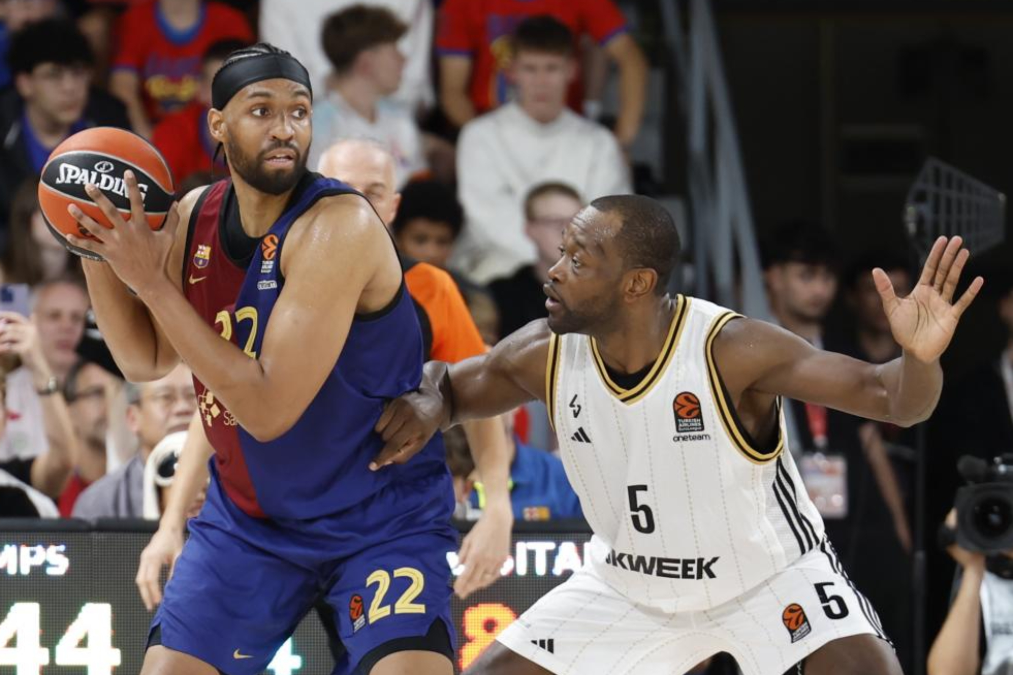 Jabari Parker en acción ante Charles Kahudi.