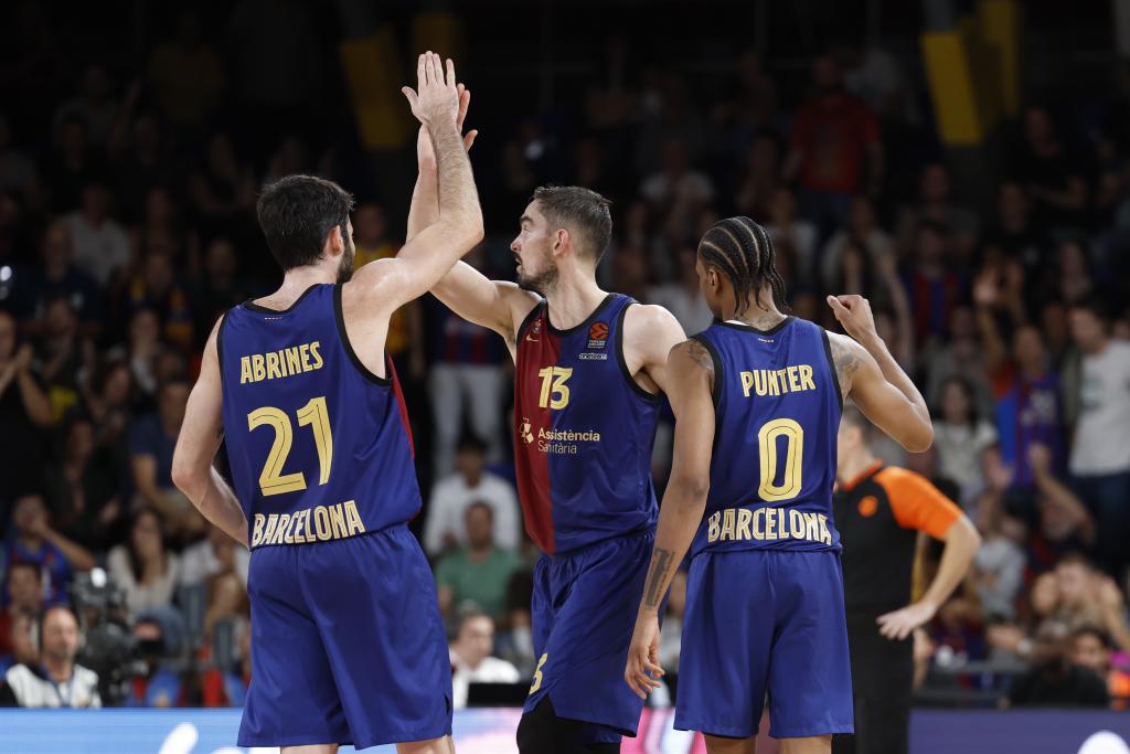 Para pemain Barcelona merayakan kemenangan atas ASVEL Lyon-Villeurbanne.