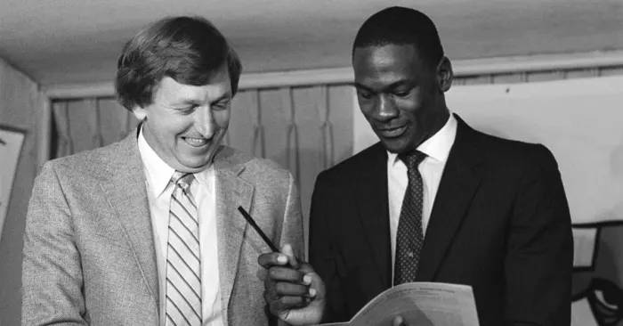 Michael Jordan, el día de la firma de su primer contrato con los Bulls, junto a Rod Thorn.