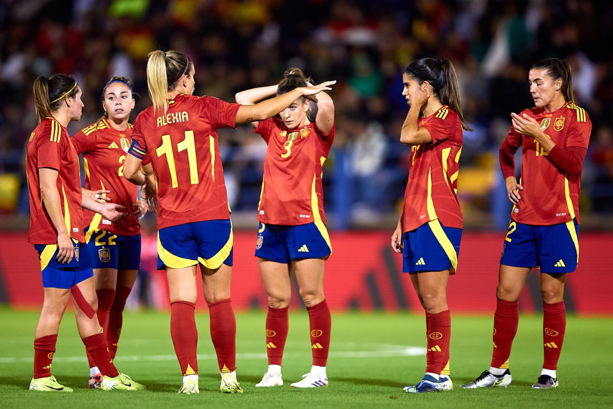 Alexia Putellas da instrucciones a sus compañeras en el duelo ante Canadá