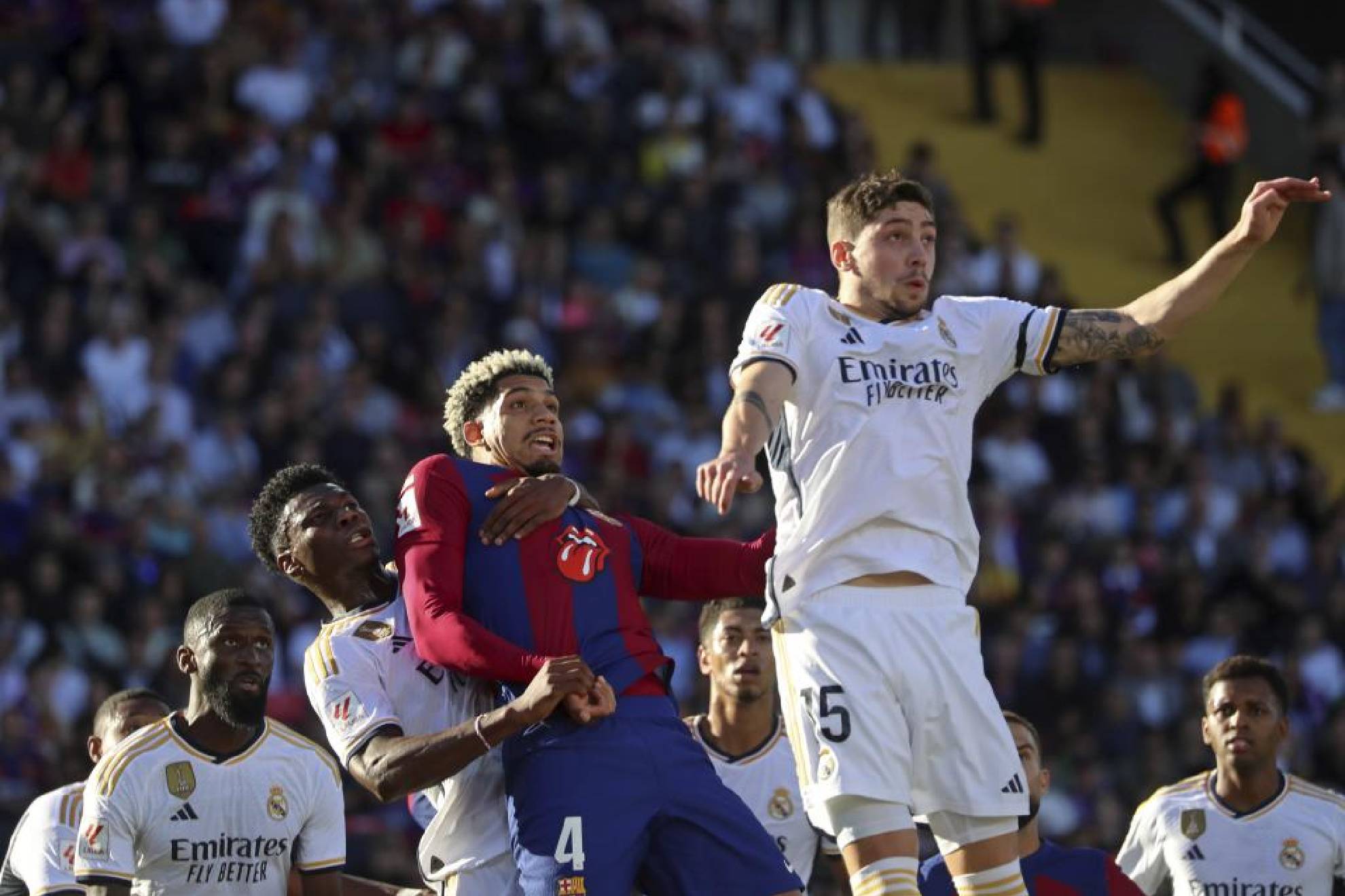 Valverde and Chuameni fight for the ball against Araujo in El Clasico.