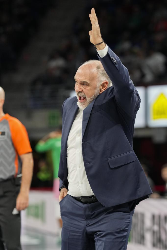 VITORIA-GASTEIZ, 26/10/2024. – Pelatih Baskonia Pablo Laso selama putaran ke-5 Liga Bola Basket Endesa antara Baskonia dan Juventud de Badalona Sabtu ini di Fernando Buesa Arena di Vitoria. EFE/Adrian Ruiz Hierro