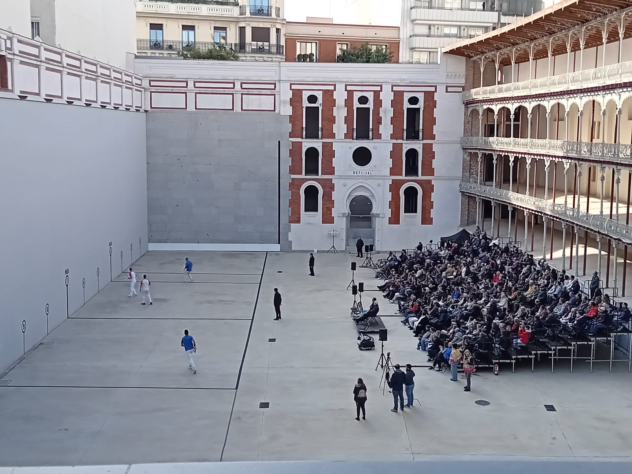 Una panorámica del frontón Beti-Jai