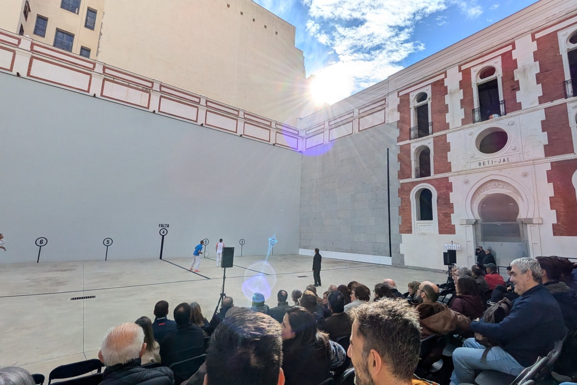 100 años después de su último partido de pelota, el frontón Beti-Jai, el más bonito del mundo, abrió sus puertas.&nbsp;