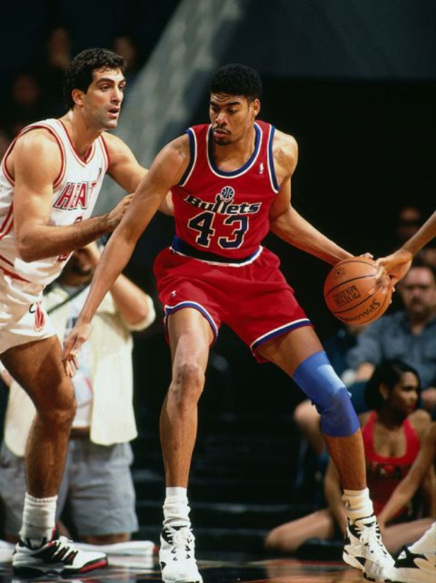 Pervil Ellison con Rony Seikaly en un partido NBA