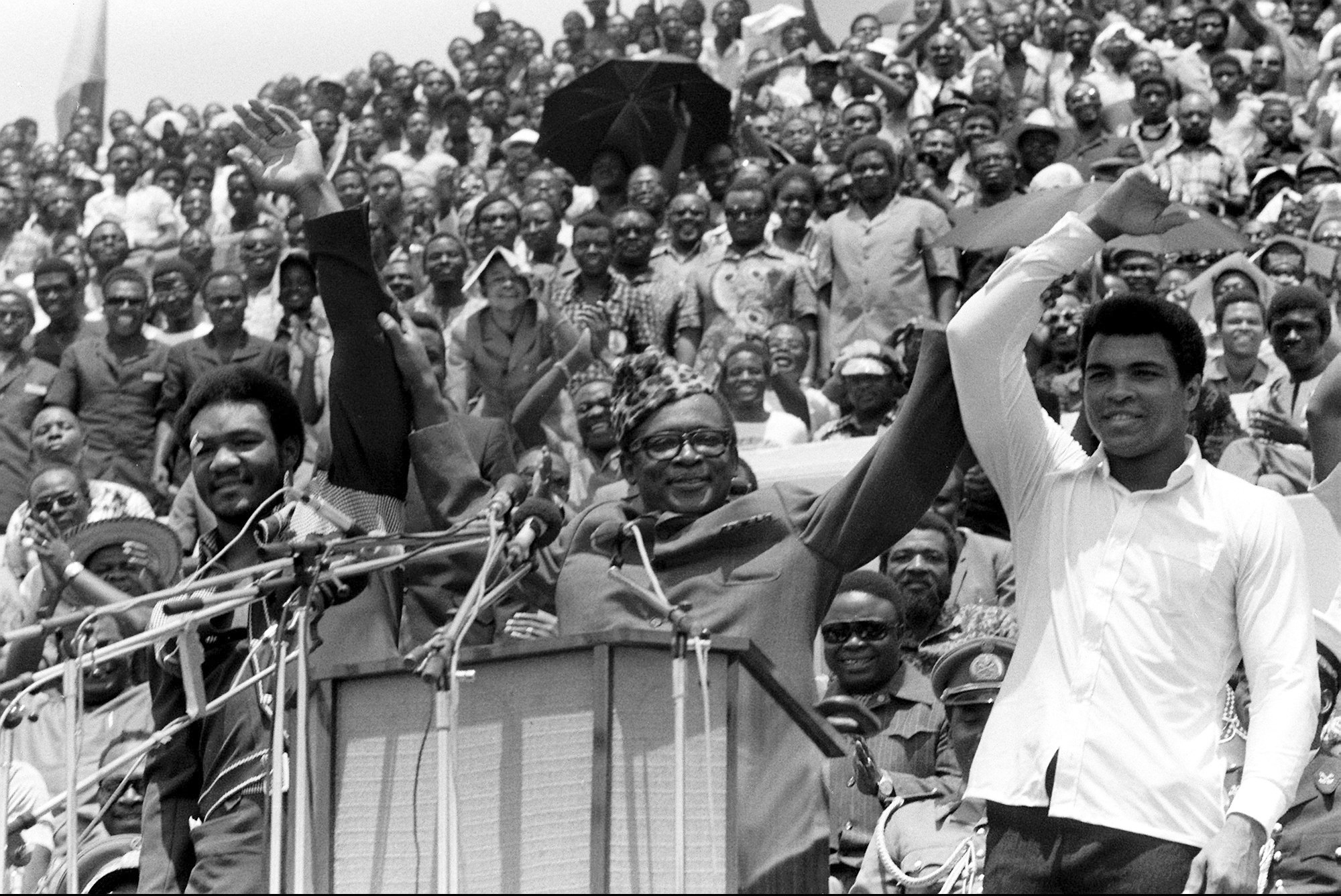 El presidente de Zaire, Mobutu Sese Seko, posa con Foreman, a su derecha, y Alí, a su izquierda.