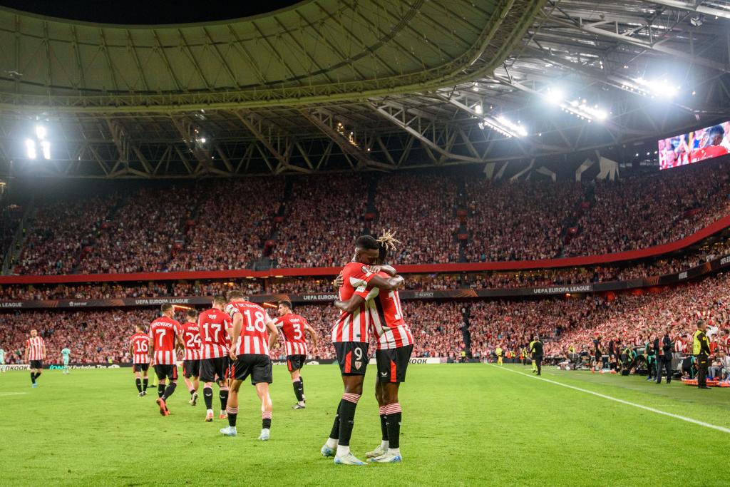 BILBAO, 24/10/2024.- El delantero del Athletic Club de Bilbao, Nico Williams (d) es felicitado por su hermano Iñaki después de anotar el primer gol de su equipo en el partido de Liga Europa ante el Slavia Praga que disputan este jueves en el estadio de San Mamés, en Bilbao. EFE/ Javier Zorrilla