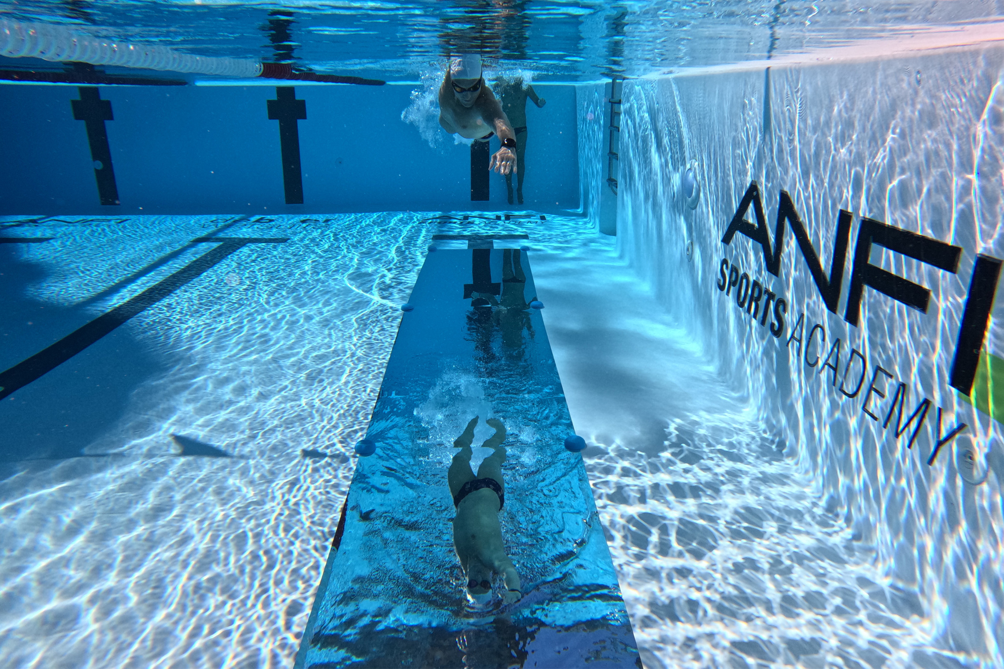 La piscina con el apoyo de los espejos al nadador.