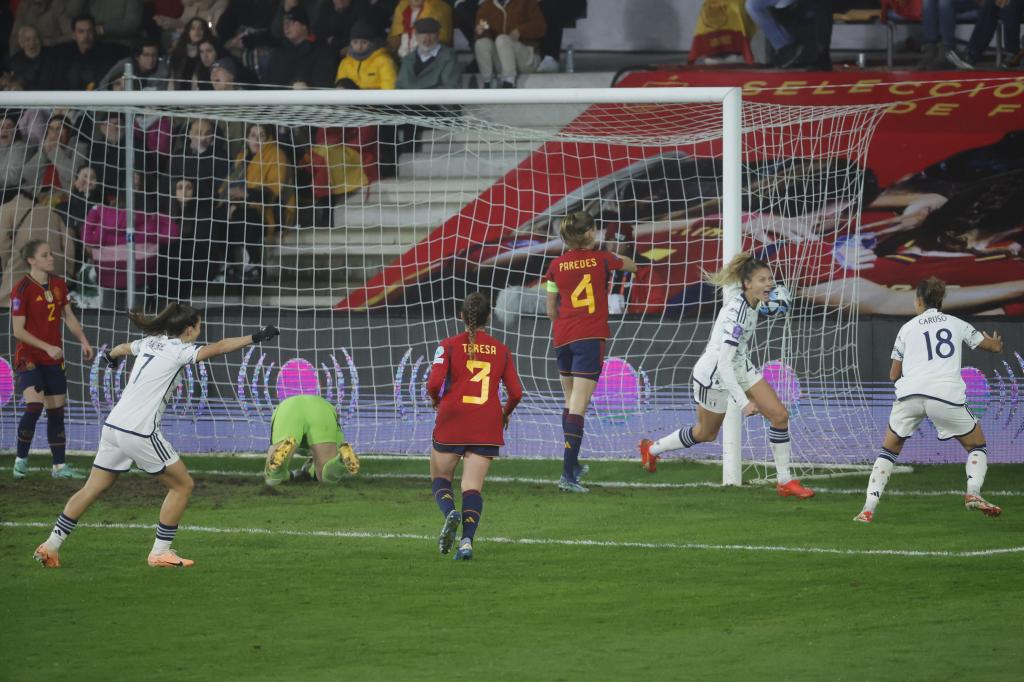 Las jugadoras de Italia celebran un gol ante España en Pasarón