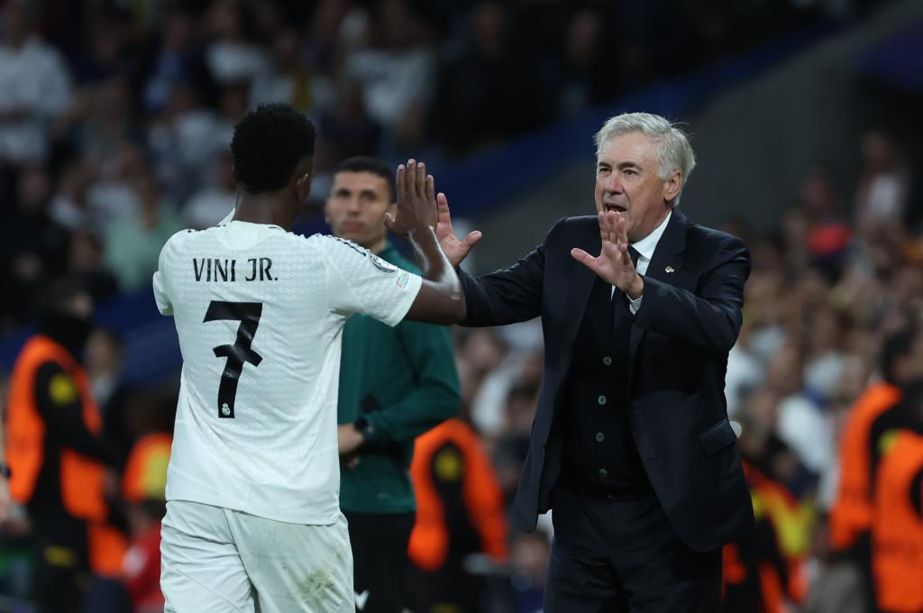 Carlo Ancelotti felicita a Vinicius tras la victoria frente al Borussia Dortmund