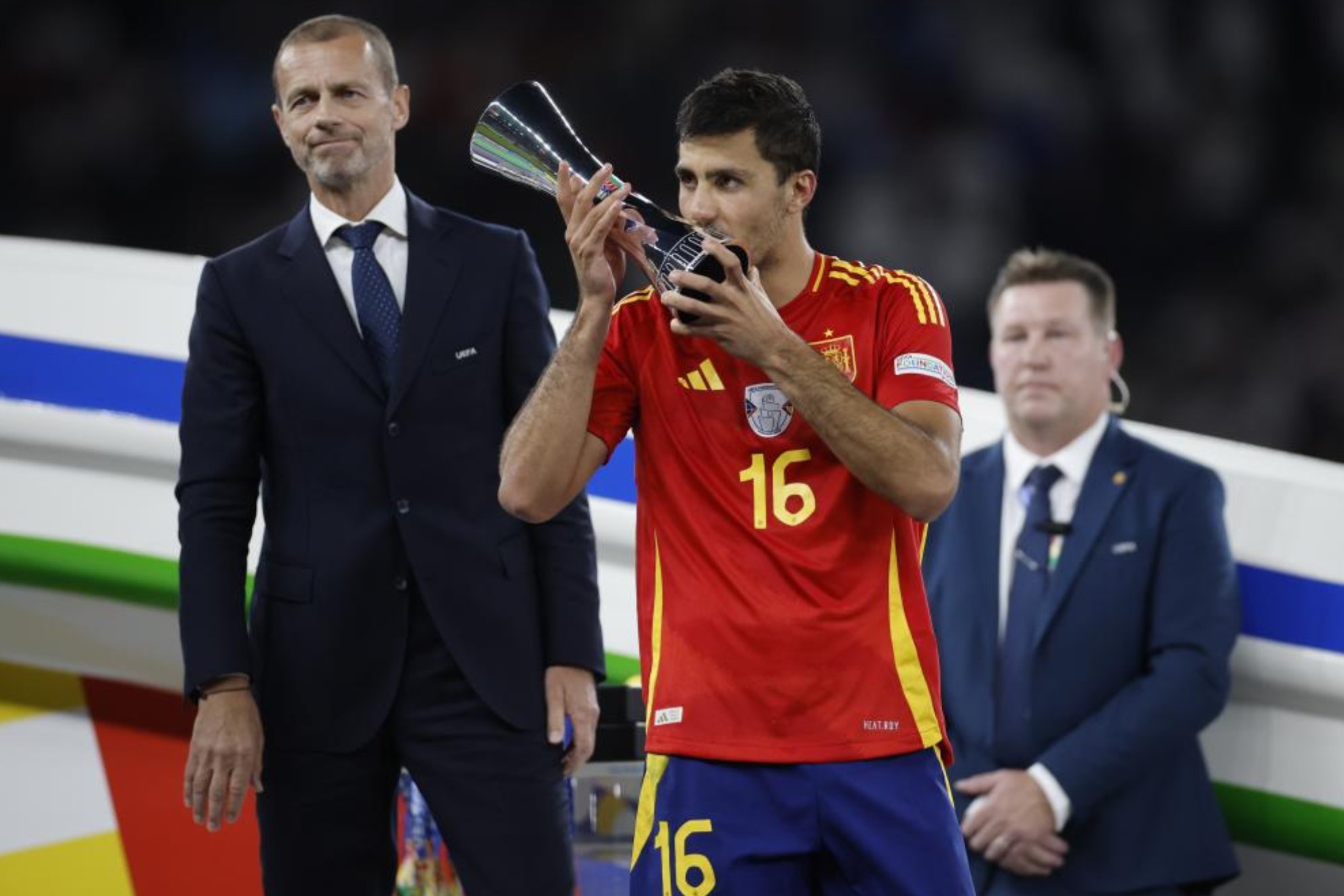 Rodrigo recibe el galardón al mejor jugador de la pasada Eurocopa