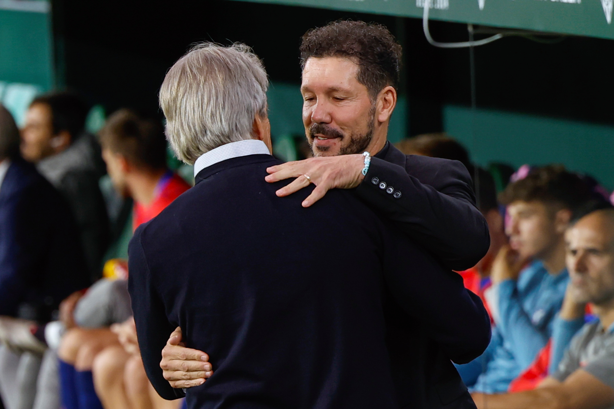 Pellegrini y Simeone se abrazan antes del Betis - Atlético