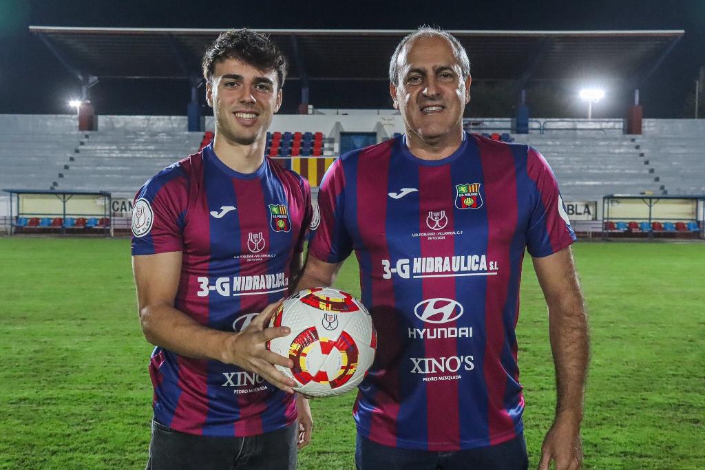 Pep Payeras (jugador) y Miquel ‘Molondro’ (presidente) posan con la camiseta para el partido.