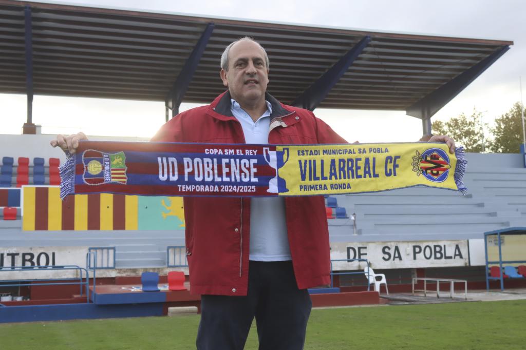 El presidente Miquel ‘Molondro’ Bennàssar posa con la bufanda del partido de Copa.