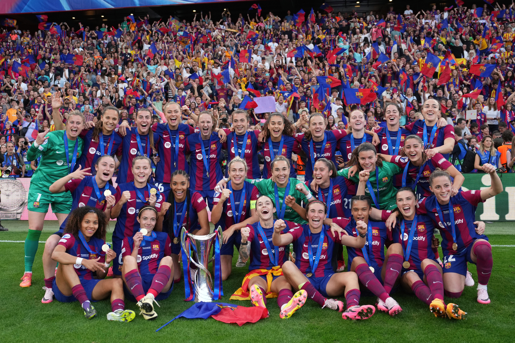 Las jugadoras del Barcelona posan en San Mamés tras ganar la Champions League