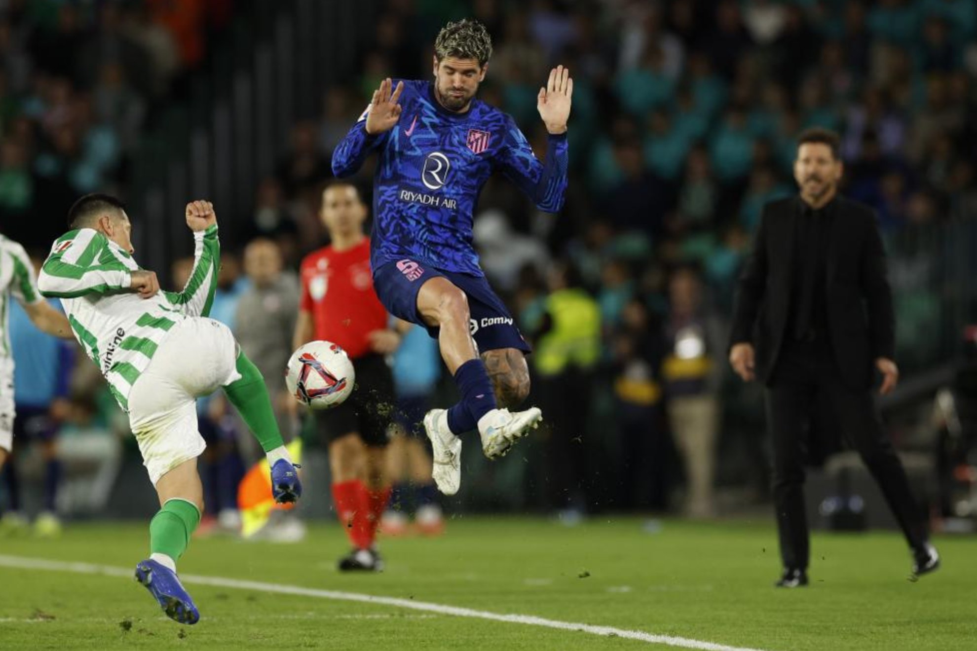 Rodrigo de Paul durante el partido ante el Betis.