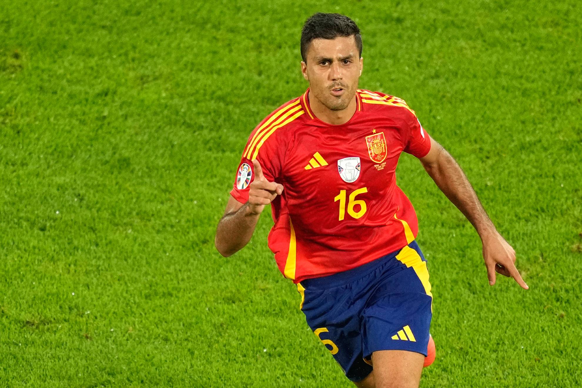 Rodri Hernández celebra un gol con la selección.