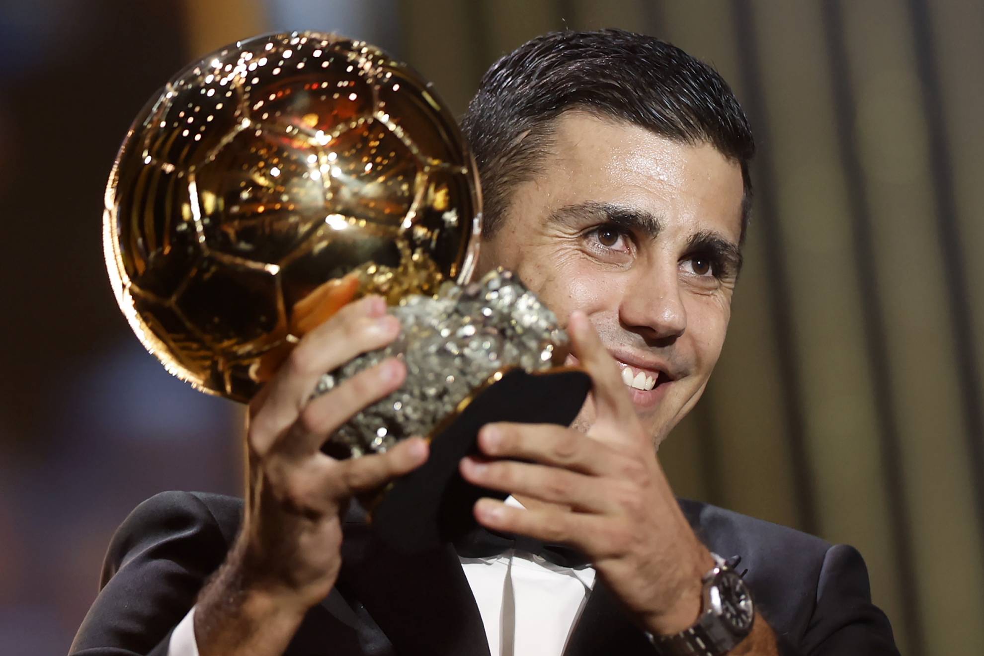 Rodri enseña el Balón de Oro.