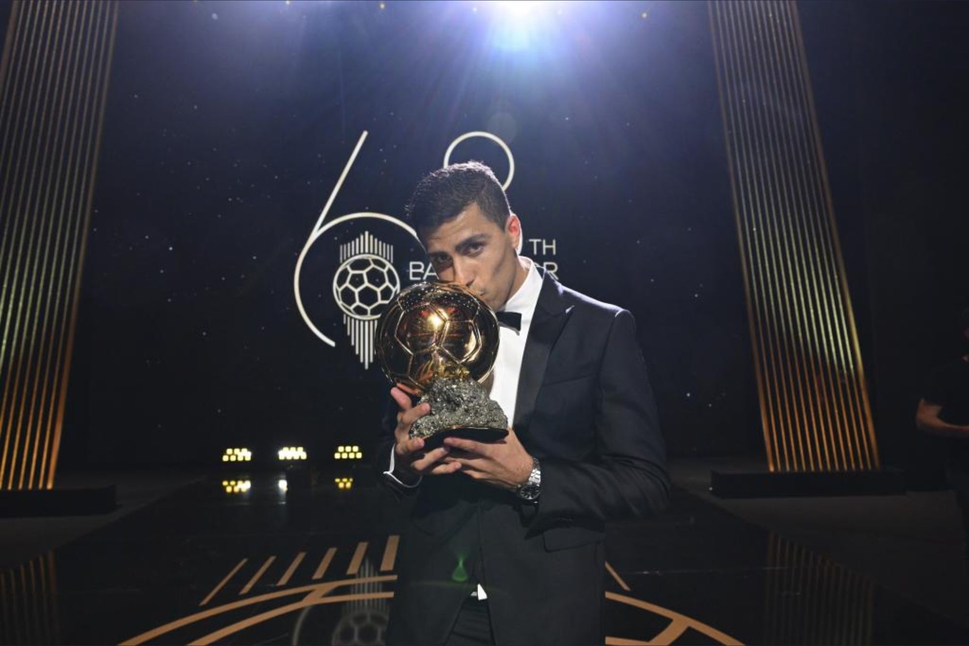 Rodrigo Hernández, besando el Balón de Oro