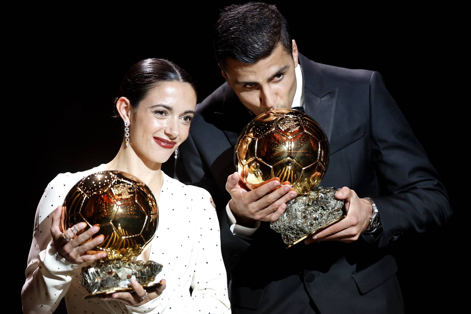 Aitana y Rodri posan con el Balón de Oro.