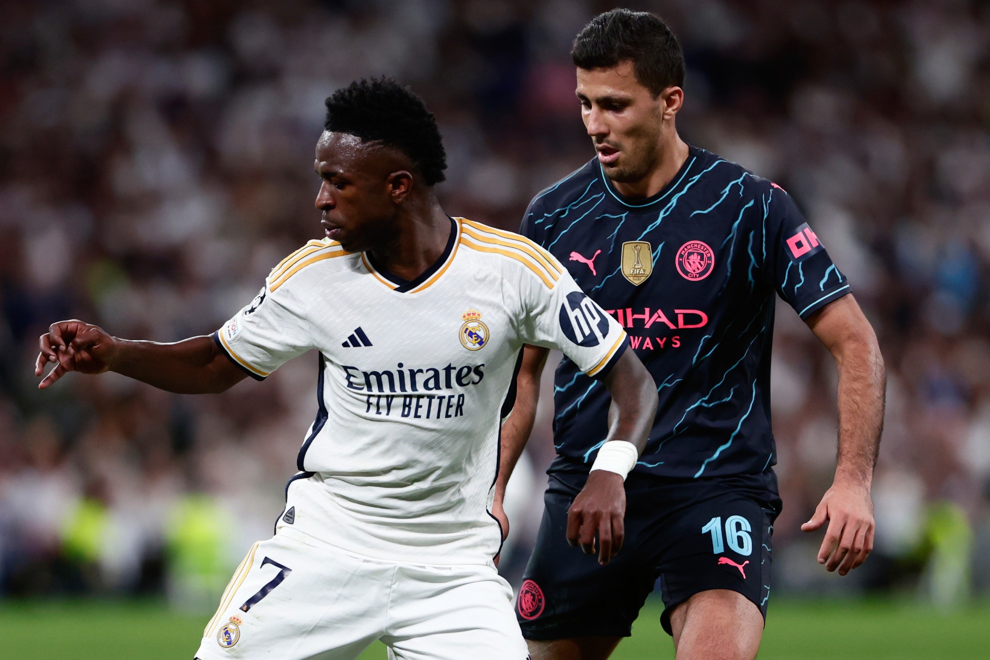 Vinicius y Rodri pelean por un balón.