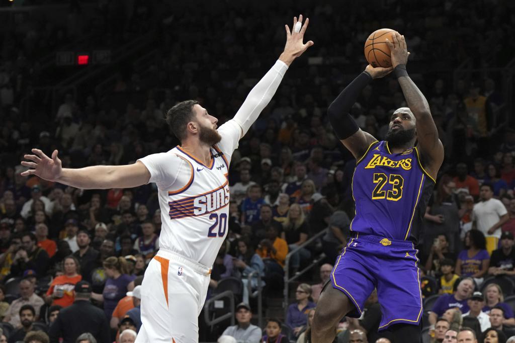 66 poin dari Durant dan Booker mengakhiri rekor Lakers di bawah kepemimpinan LeBron yang mengerikan