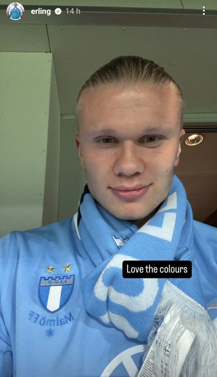 Haaland mengambil selfie dengan kemeja Malmö.