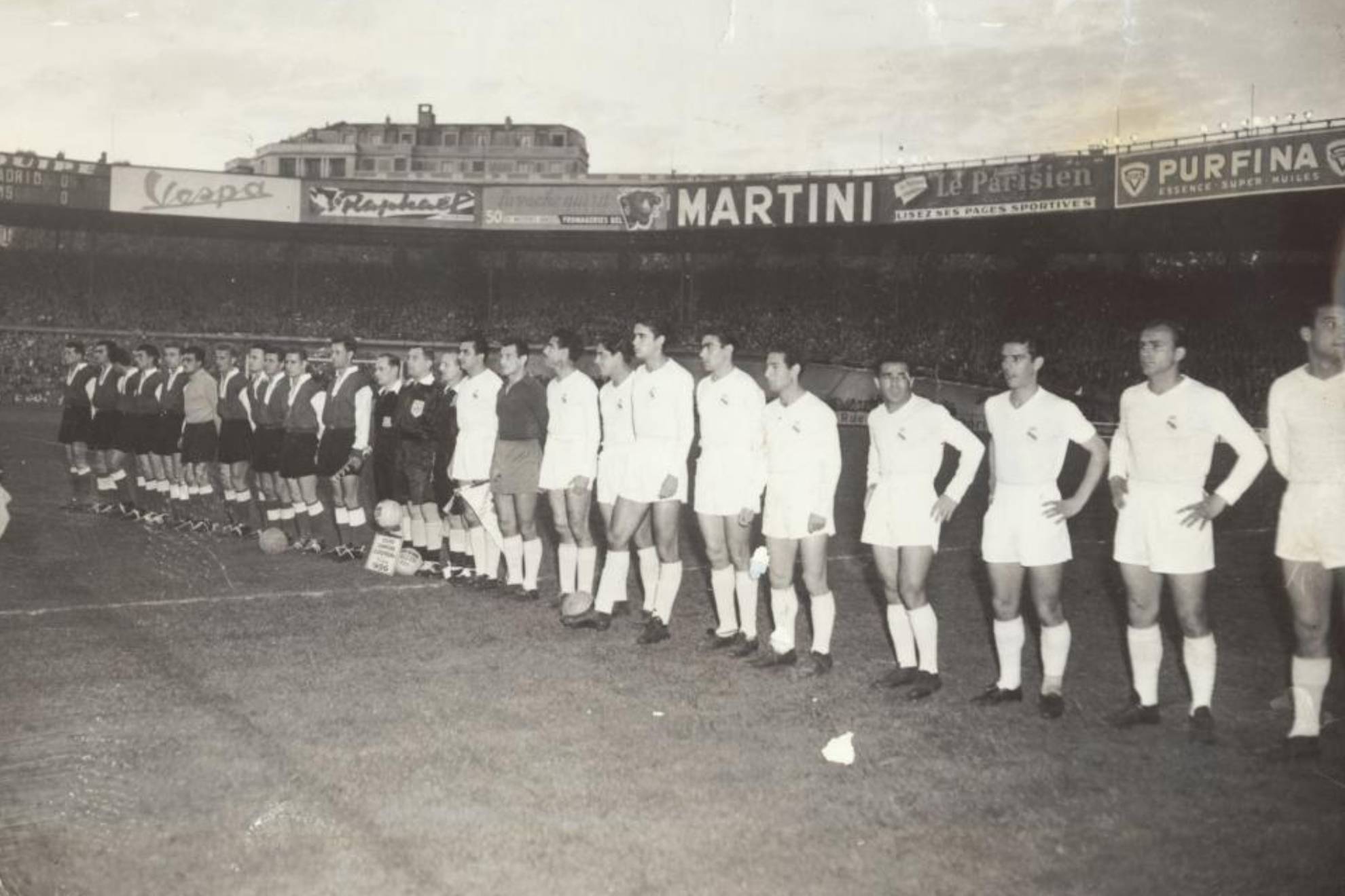 Real Madryt i Stade de Reims w pierwszym finale Pucharu Europy w Paryżu.