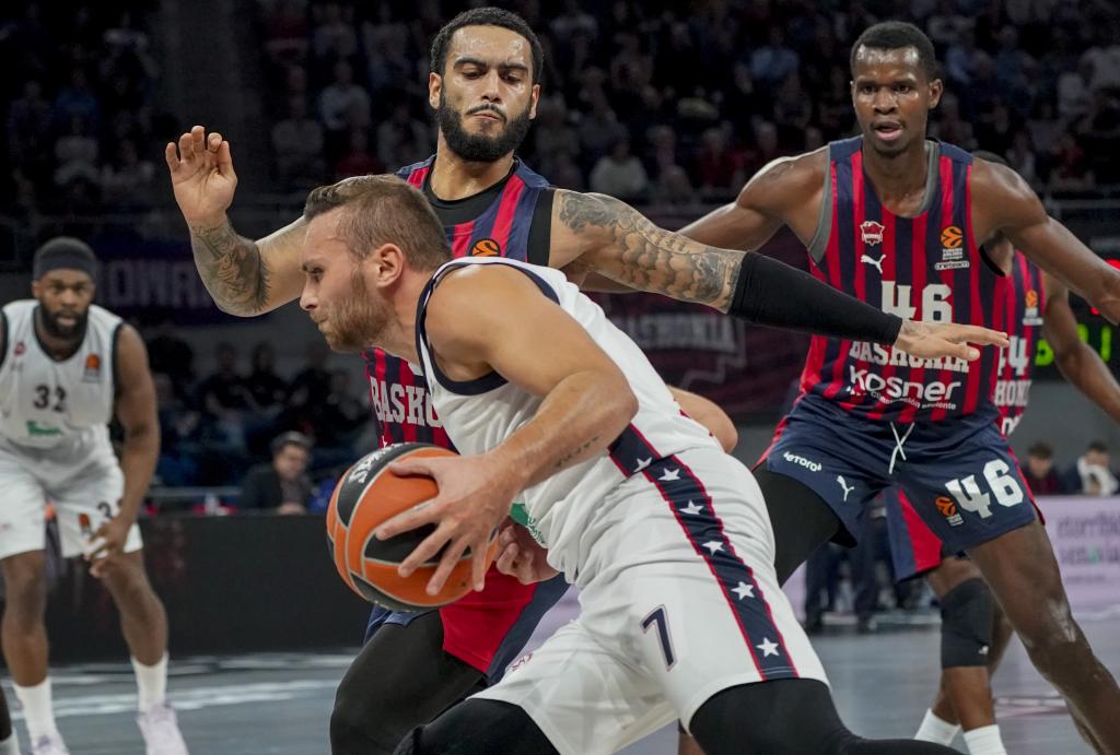 Point guard Amerika Baskonia Markus Howard membela point guard Olimpia Milano Stefano Tonut pada hari Selasa selama pertandingan bola basket EuroLeague antara Baskonia dan Olimpia Milano