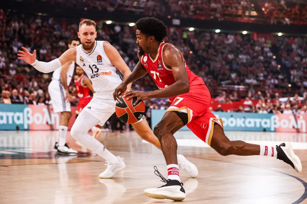 Shakiel McKissic tries to pass Dzanan Musa.