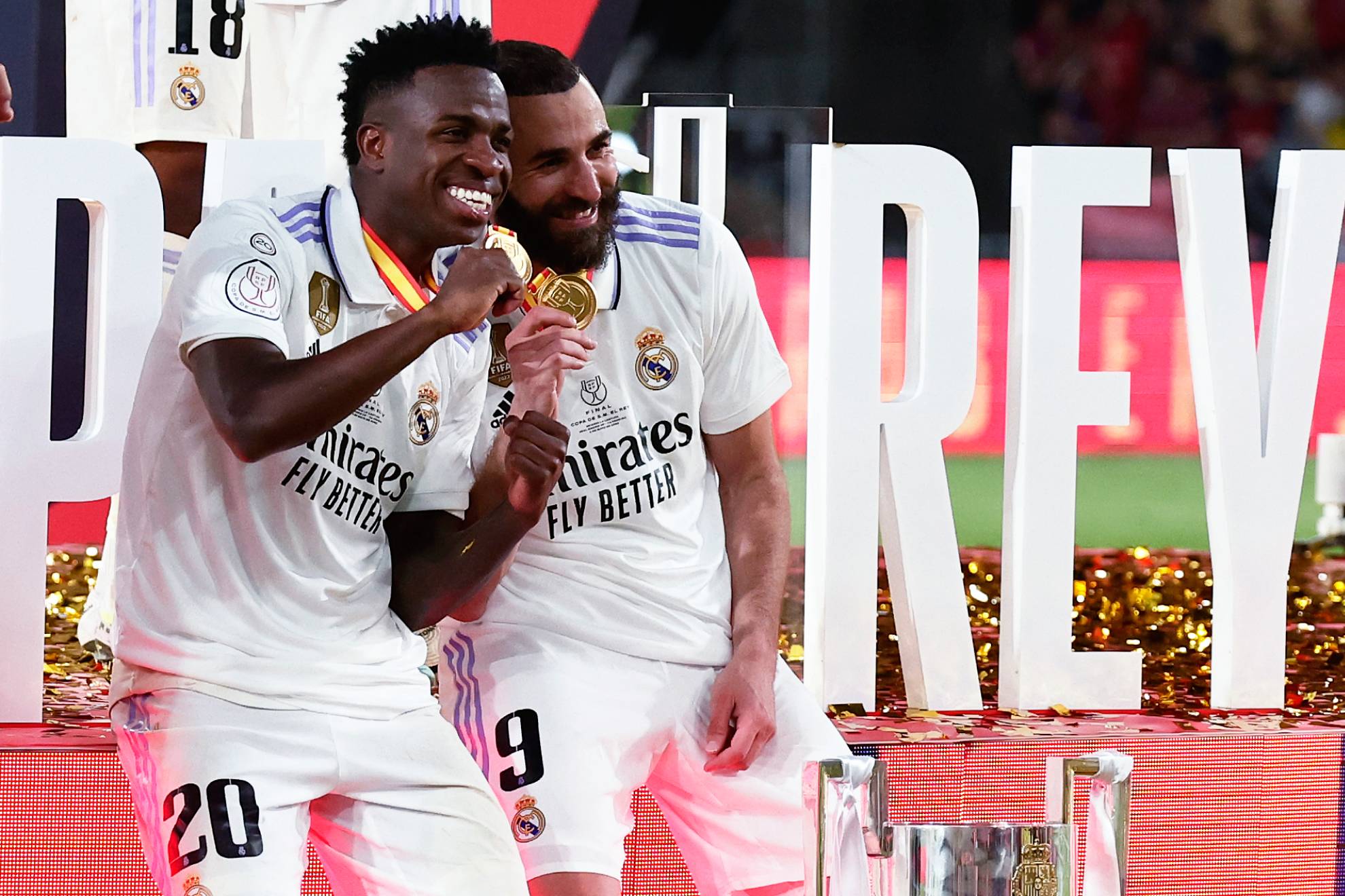 Vinicius and Benzema celebrate the Copa del Rey won by Real Madrid in 2023.