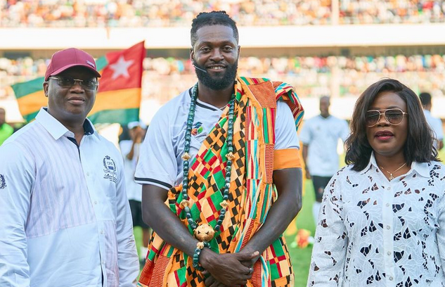 Emmanuel Adebayor saat memberikan penghormatan di Togo