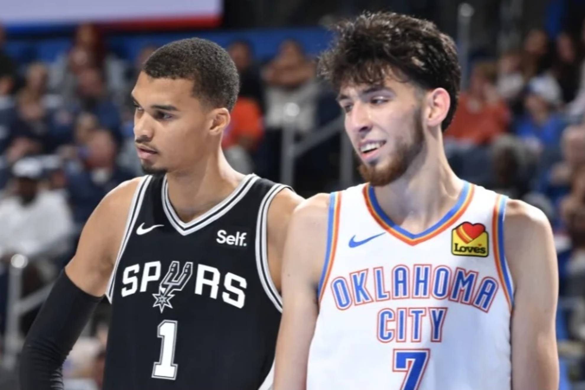Victor Wembanyama y Chet Holmgren, en un partido entre los Thunder y los Spurs.