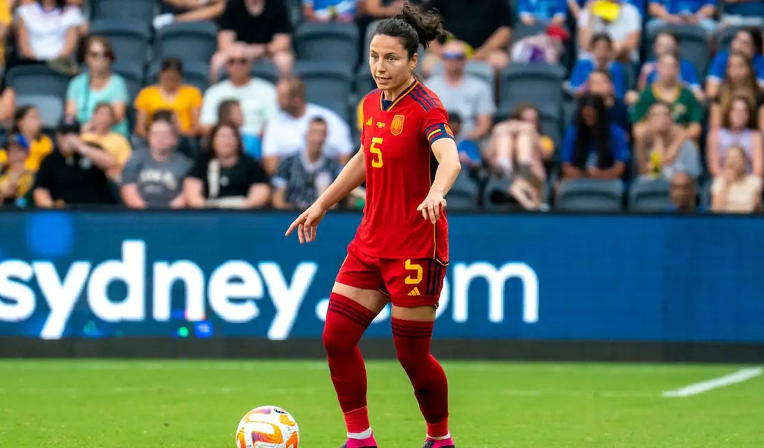 Ivana Andrés, con el brazalete de capitana, durante un partido con España